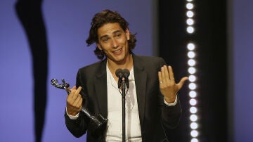 El actor uruguayo Enzo Vogrincicl recibe su premio a mejor actuación masculina por 'La sociedad de la nieve' durante la undécima edición de los Premios Platino Xcaret 2024 el 20 de abril de 2024.