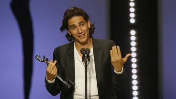 El actor uruguayo Enzo Vogrincicl recibe su premio a mejor actuación masculina por &#39;La sociedad de la nieve&#39; durante la undécima edición de los Premios Platino Xcaret 2024 el 20 de abril de 2024.