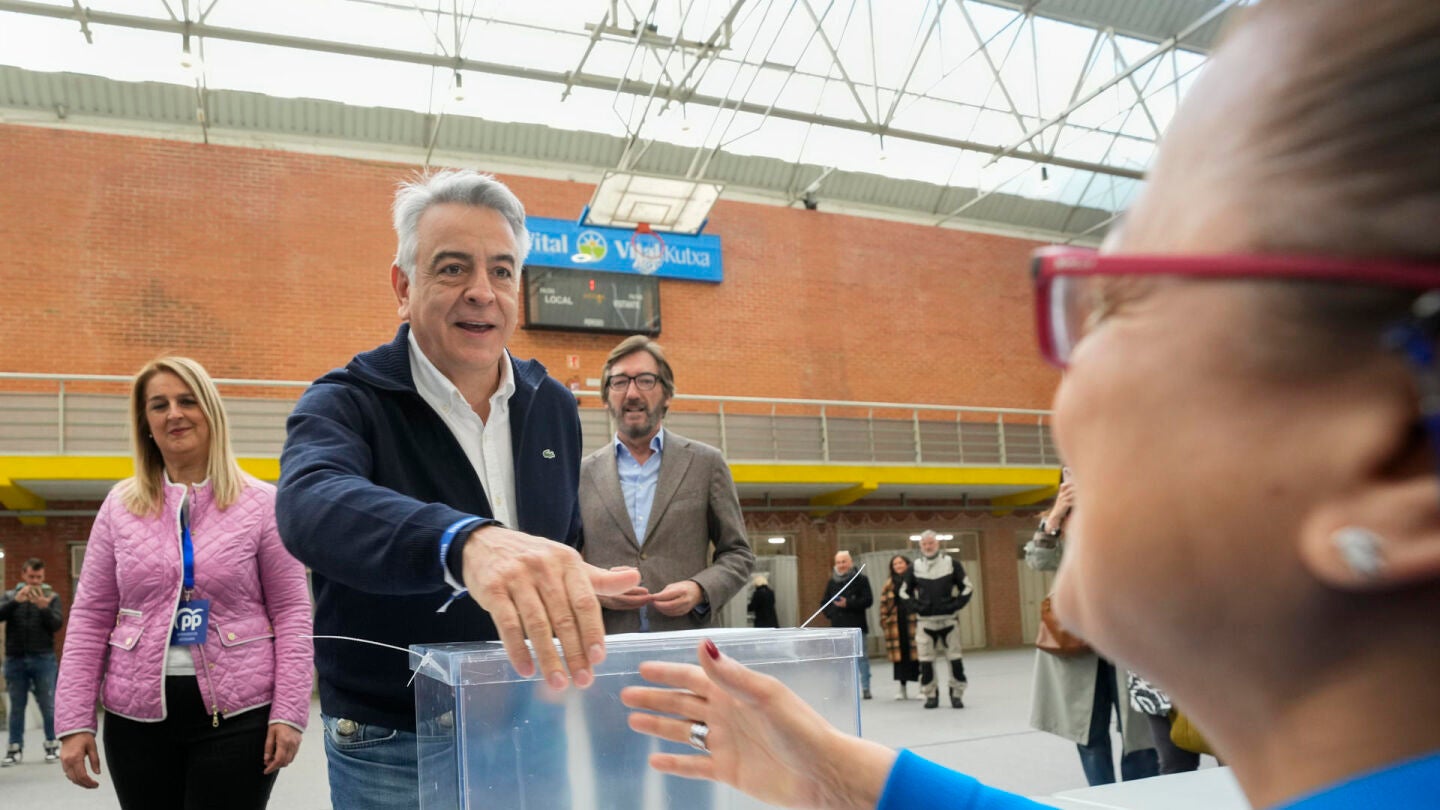 El candidato a Lehendakari del Partido Popular, Javier de Andrés, ejerce su derecho al voto en el centro cívico de Judizmendi de Vitoria-Gasteiz para las elecciones al Parlamento Vasco, este domingo.