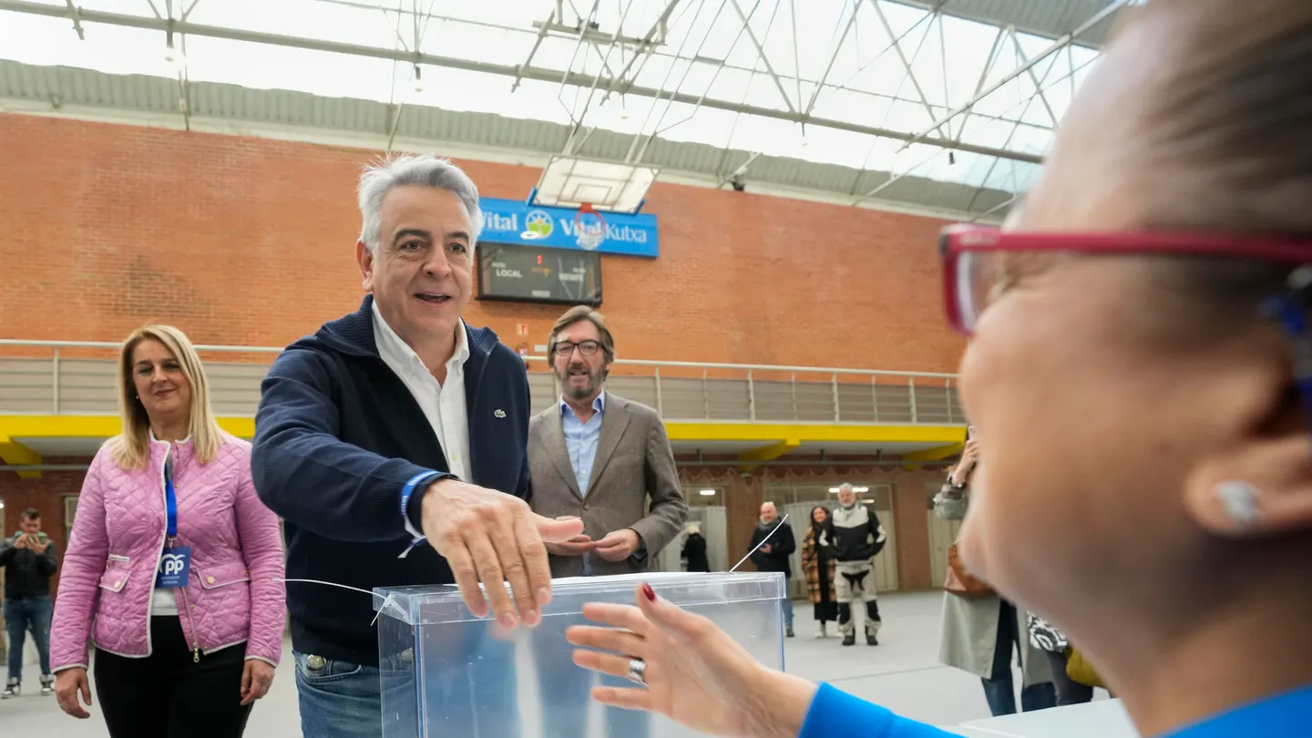 El candidato a Lehendakari del Partido Popular, Javier de Andrés, ejerce su derecho al voto en el centro cívico de Judizmendi de Vitoria-Gasteiz para las elecciones al Parlamento Vasco, este domingo. El candidato a Lehendakari del Partido Popular, Javier de Andrés, ejerce su derecho al voto en el centro cívico de Judizmendi de Vitoria-Gasteiz para las elecciones al Parlamento Vasco, este domingo.