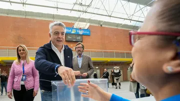 El candidato a Lehendakari del Partido Popular, Javier de Andrés, ejerce su derecho al voto en el centro cívico de Judizmendi de Vitoria-Gasteiz para las elecciones al Parlamento Vasco, este domingo.