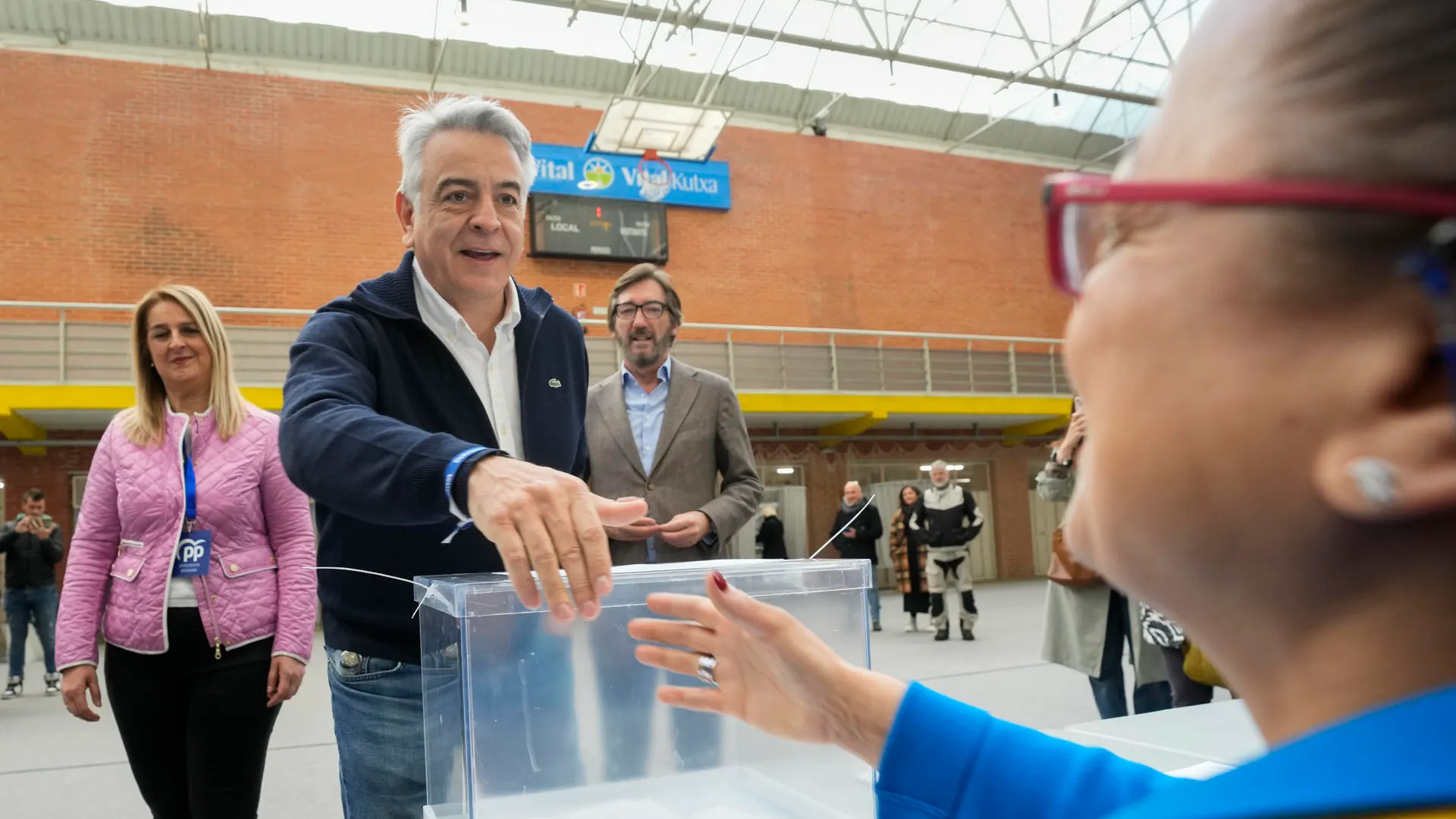 El candidato a Lehendakari del Partido Popular, Javier de Andrés, ejerce su derecho al voto en el centro cívico de Judizmendi de Vitoria-Gasteiz para las elecciones al Parlamento Vasco, este domingo. El candidato a Lehendakari del Partido Popular, Javier de Andrés, ejerce su derecho al voto en el centro cívico de Judizmendi de Vitoria-Gasteiz para las elecciones al Parlamento Vasco, este domingo.