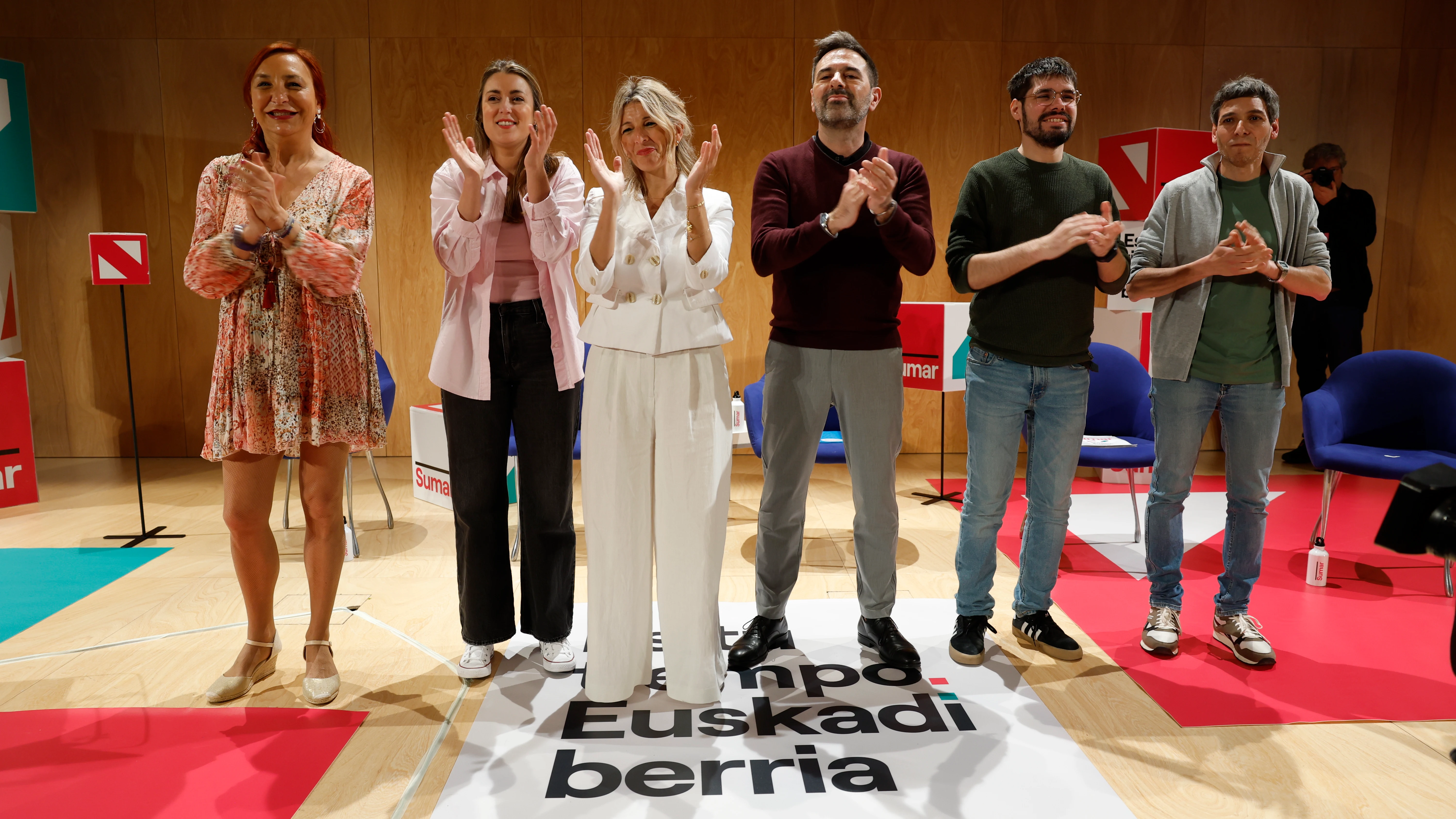 La vicepresidenta segunda del Gobierno y líder de Sumar, Yolanda Díaz (3i), ha intervenido este sábado en Barakaldo (Bizkaia) en un mitin de la formación junto a la candidata de la coalición a lehendakari, Alba García (2i), y los otros cabezas de lista, Andeka Larrea y Jon Hernández.