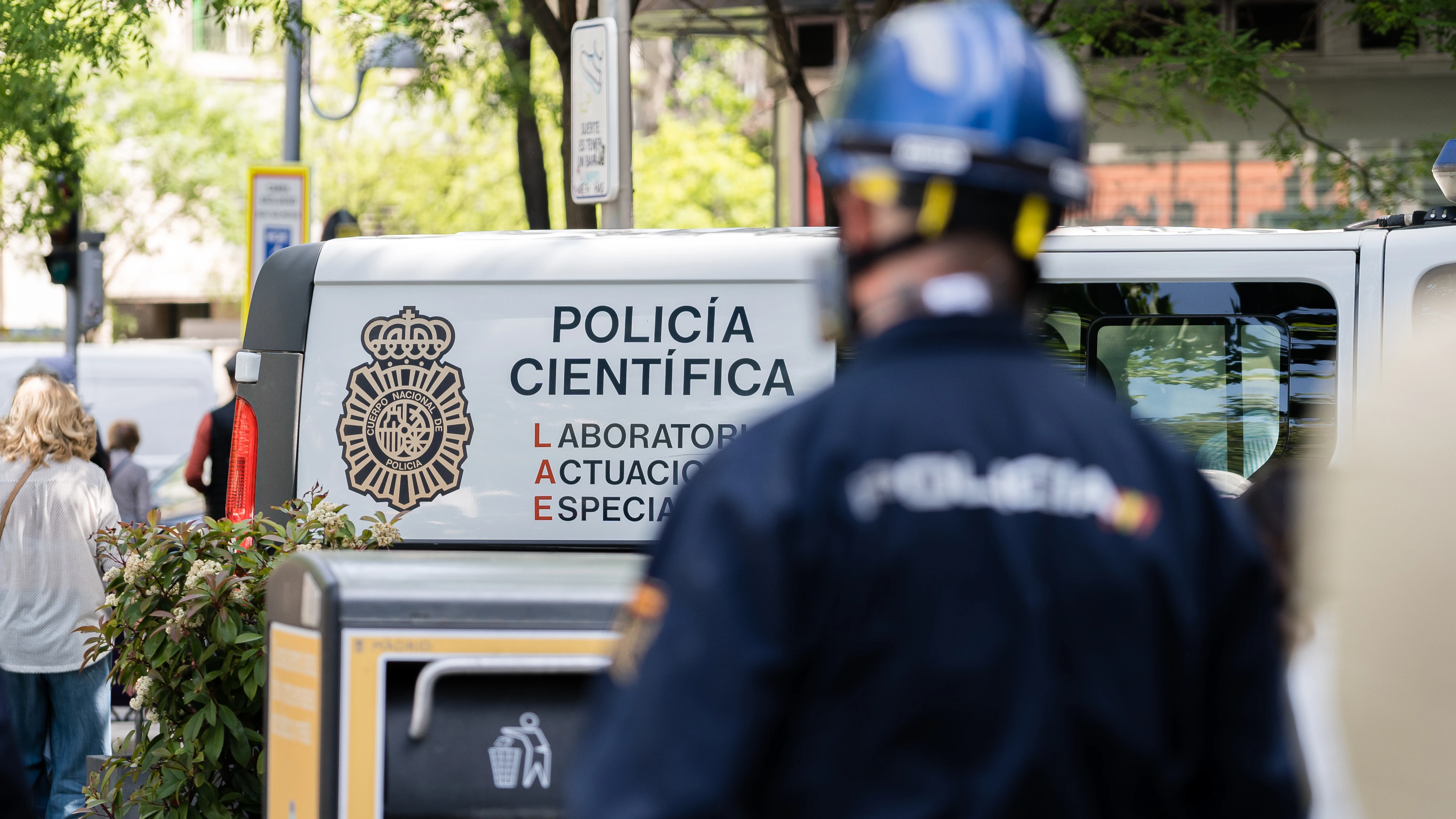 Un furgón de la Policía Científica en la entrada del restaurante italiano 'Burro Canaglia Bar&Resto' de la plaza de Manuel Becerra, a 24 de abril de 2023. 