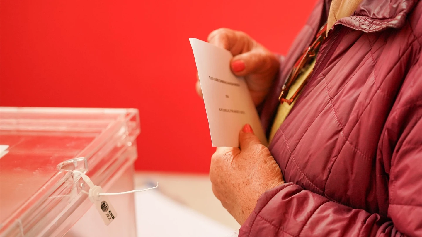 Una persona ejerce su derecho a voto en el País Vasco. Una persona ejerce su derecho a voto en el País Vasco.