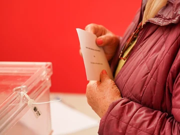 Una persona ejerce su derecho a voto en el País Vasco. Una persona ejerce su derecho a voto en el País Vasco.