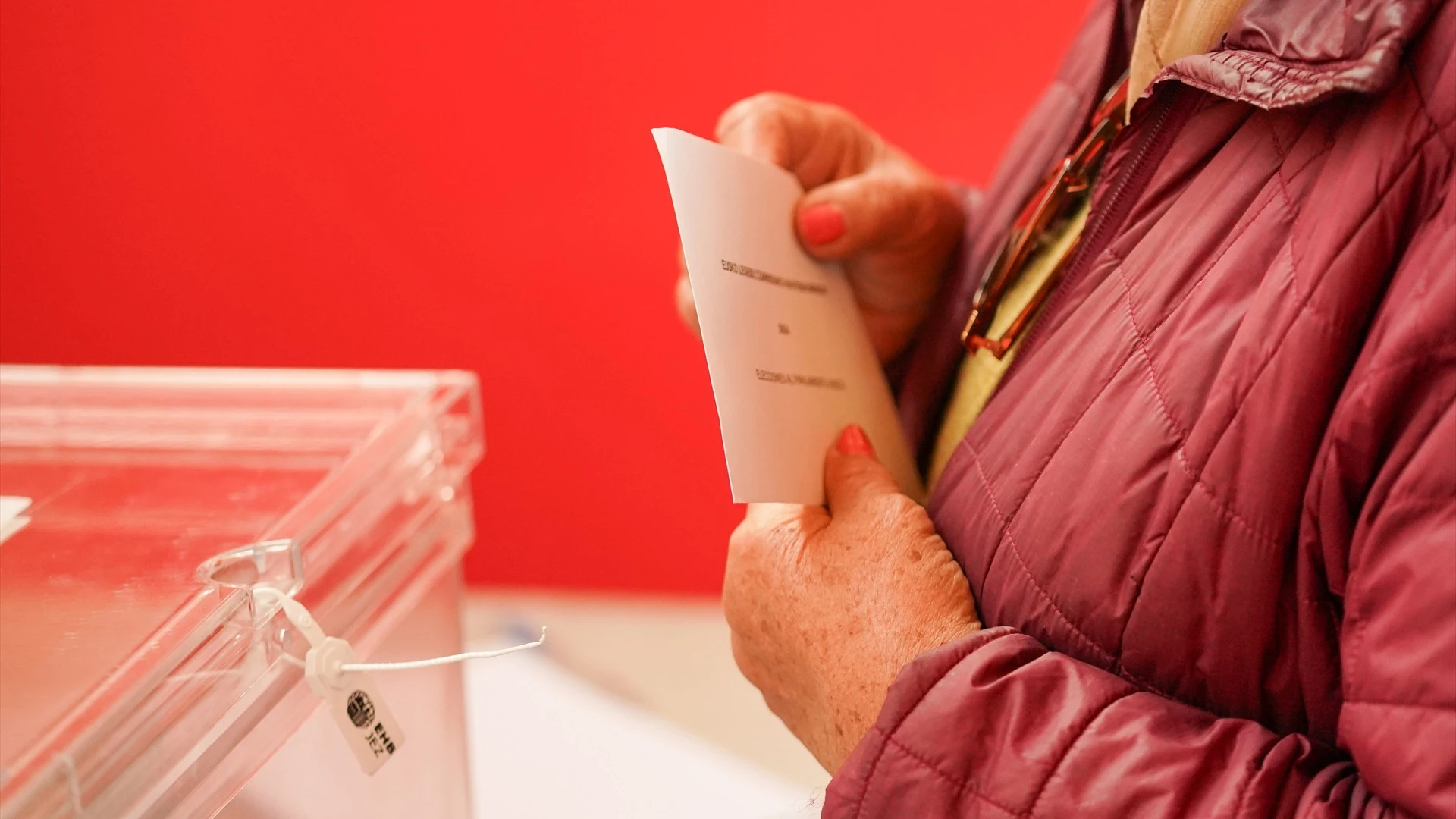 Una persona ejerce su derecho a voto en el País Vasco.