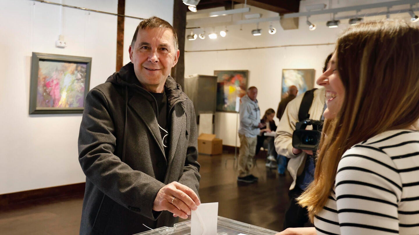 El coordinador general de EH Bildu, Arnaldo Otegi, ejerce su derecho al voto en la casa de Cultura de Elgoibar (Guipúzcoa), este domingo.