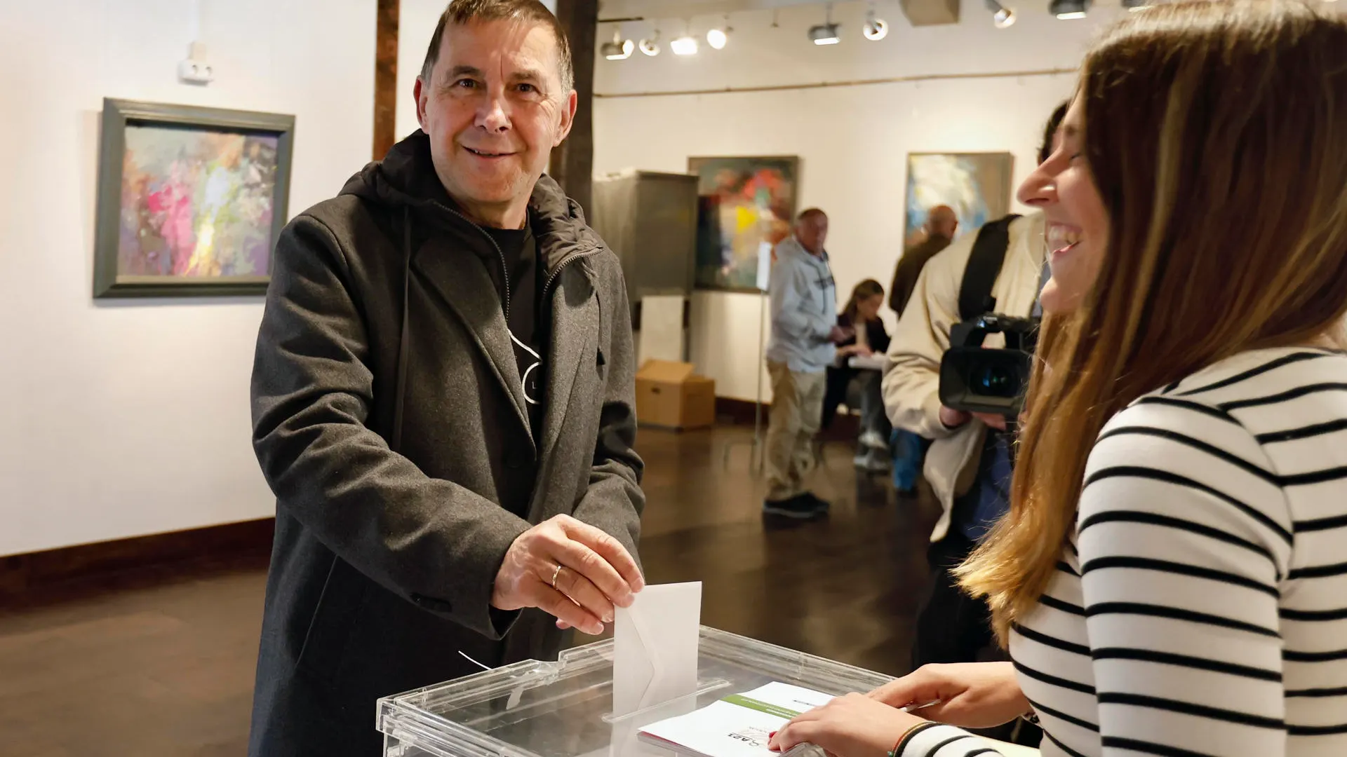 El coordinador general de EH Bildu, Arnaldo Otegi, ejerce su derecho al voto en la casa de Cultura de Elgoibar (Guipúzcoa), este domingo. El coordinador general de EH Bildu, Arnaldo Otegi, ejerce su derecho al voto en la casa de Cultura de Elgoibar (Guipúzcoa), este domingo.