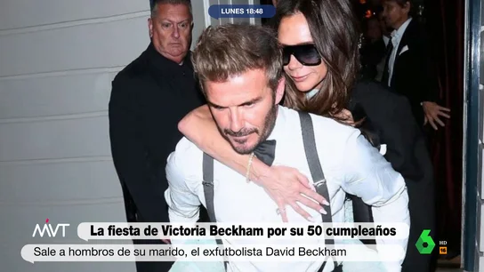 Iñaki López, al ver a Victoria salir de su fiesta de cumpleaños a caballito de Beckham "Así salía María Jiménez de una fiesta y la ponían pingando, sale Victoria Beckham y qué glamour", afirma indignado Iñaki López en este vídeo donde analiza la salida de la ex Spice Girl junto a su marido David Beckham de su fiesta de cumpleaños.