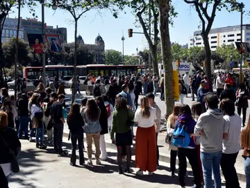 Ambiente de la firma de libros en el día de Sant Jordi, a 23 de abril de 2021, en Barcelona, Catalunya (España). 
