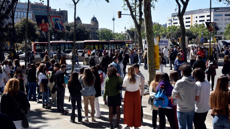 Ambiente de la firma de libros en el día de Sant Jordi, a 23 de abril de 2021, en Barcelona, Catalunya (España). 