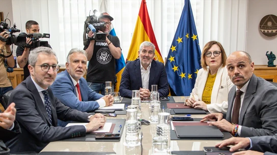 Arcadi España (1i), Ángel Víctor Torres (2i), Fernando Clavijo (c) y Candelaria Delgado (2d), durante la reunión en la sede de la Presidencia canaria. Arcadi España (1i), Ángel Víctor Torres (2i), Fernando Clavijo (c) y Candelaria Delgado (2d), durante la reunión en la sede de la Presidencia canaria.