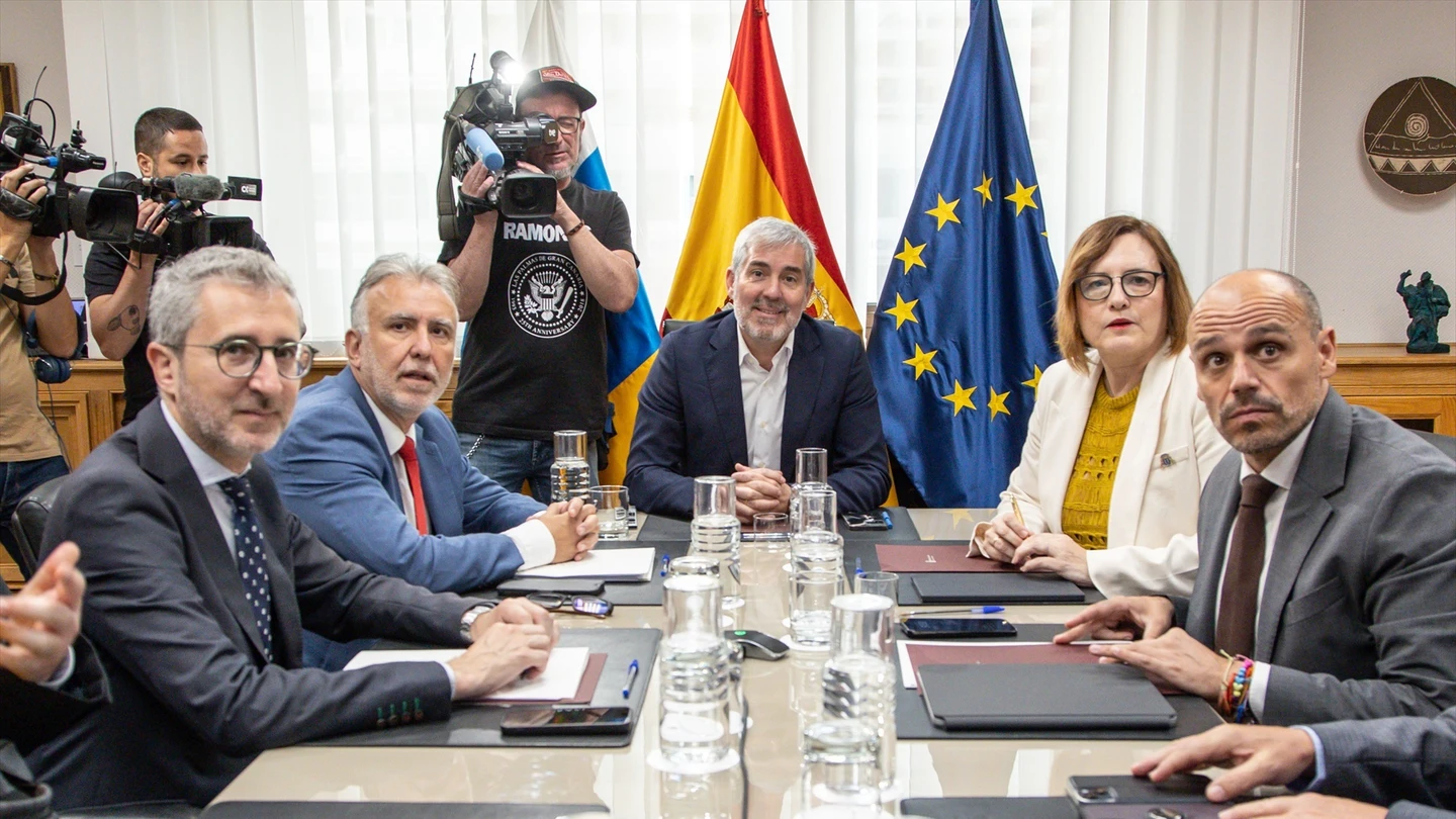 Arcadi España (1i), Ángel Víctor Torres (2i), Fernando Clavijo (c) y Candelaria Delgado (2d), durante la reunión en la sede de la Presidencia canaria. Arcadi España (1i), Ángel Víctor Torres (2i), Fernando Clavijo (c) y Candelaria Delgado (2d), durante la reunión en la sede de la Presidencia canaria.