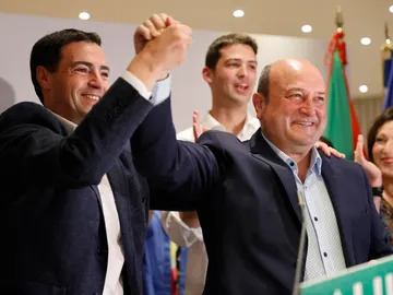 El candidato a lehendakari del PNV, Imanol Pradales (i), y el presidente del PNV Andoni Ortuzar (d) celebran los resultados electorales vascos, El candidato a lehendakari del PNV, Imanol Pradales (i), y el presidente del PNV Andoni Ortuzar (d) celebran los resultados electorales vascos,
