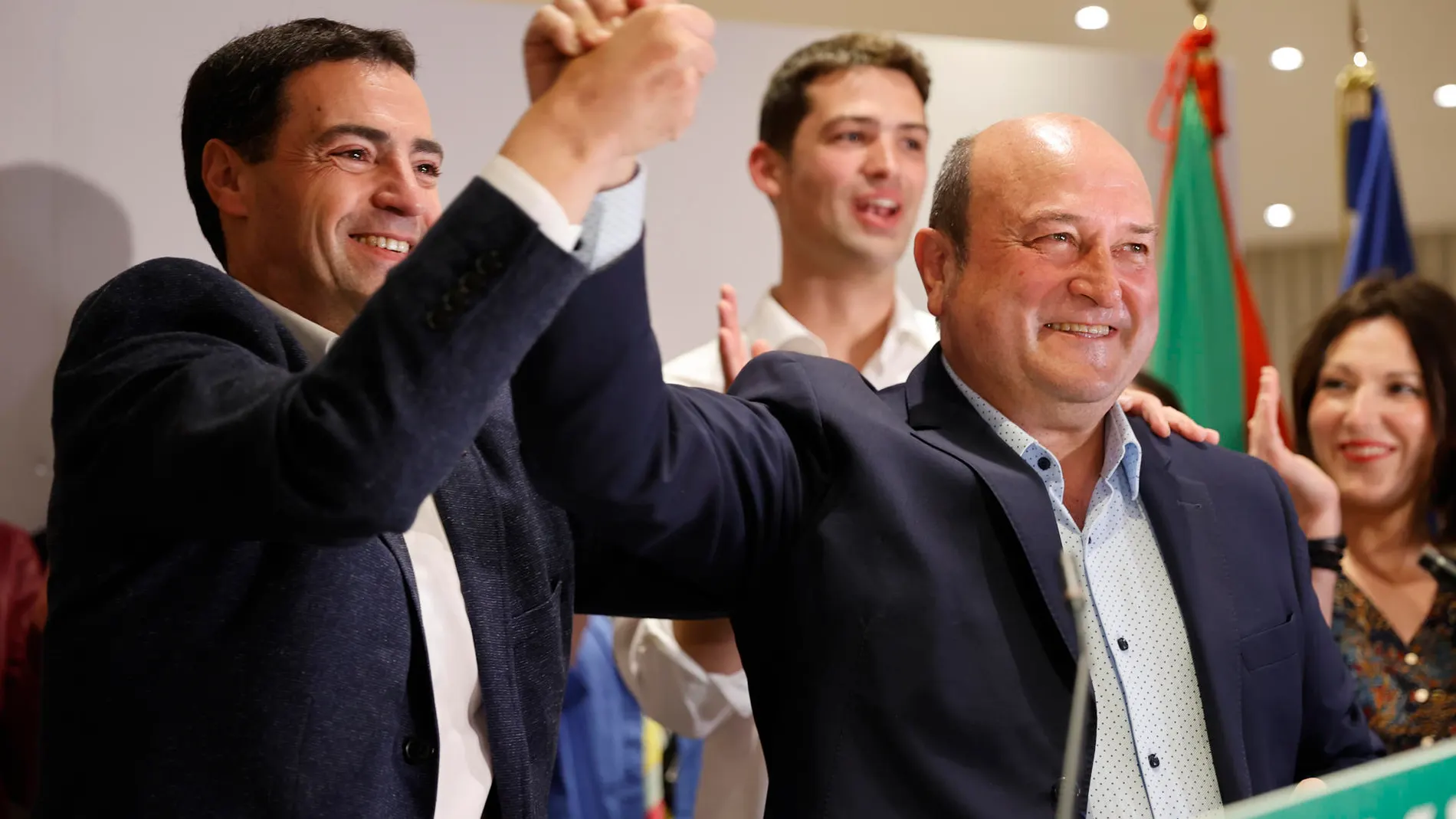 El candidato a lehendakari del PNV, Imanol Pradales (i), y el presidente del PNV Andoni Ortuzar (d) celebran los resultados electorales vascos,
