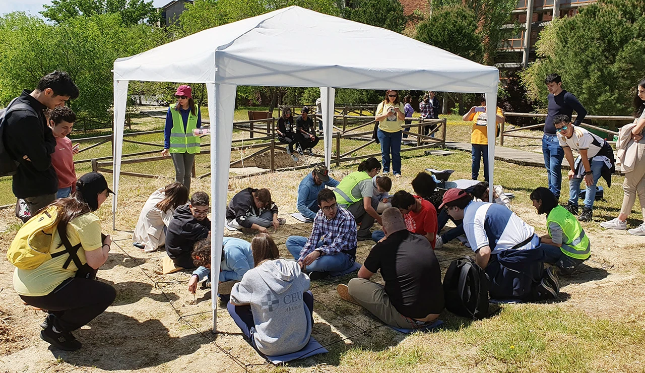 Estudiantes de la Fundación Capacis desarrollan una actividad de búsqueda de fósiles en el yacimiento paleontológico
