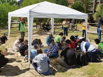 Estudiantes de la Fundación Capacis desarrollan una actividad de búsqueda de fósiles en el yacimiento paleontológico Estudiantes de la Fundación Capacis desarrollan una actividad de búsqueda de fósiles en el yacimiento paleontológico