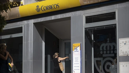 Fotografía de archivo de una oficina de Correos. Fotografía de archivo de una oficina de Correos.