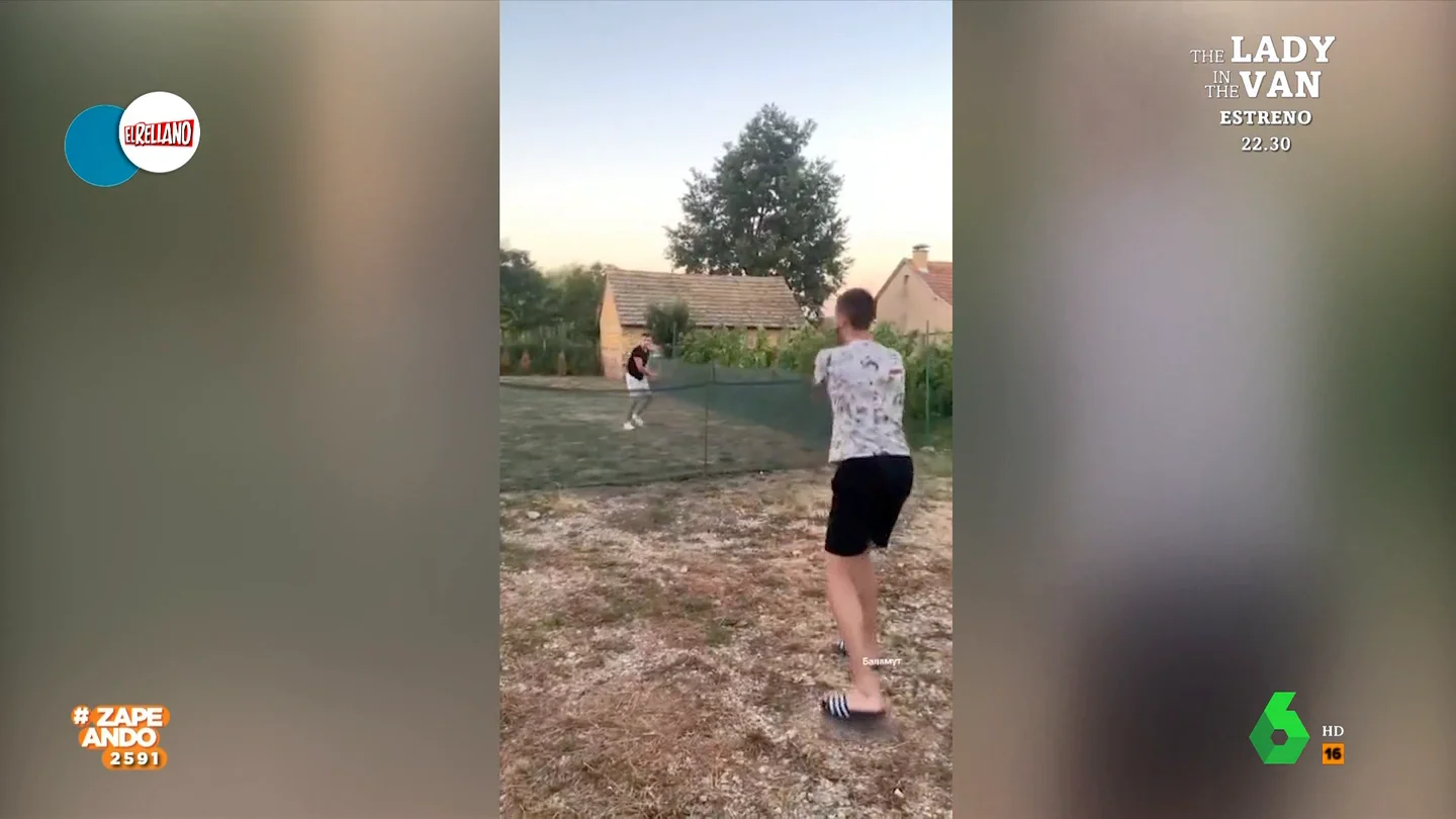 El impactante sistema que utiliza un chico para imitar el sonido exacto del peloteo en un partido de tenis El impactante sistema que utiliza un chico para imitar el sonido exacto del peloteo en un partido de tenis