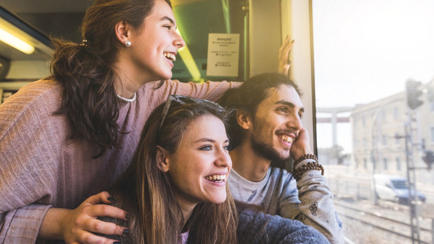 J&oacute;venes viajando en tren