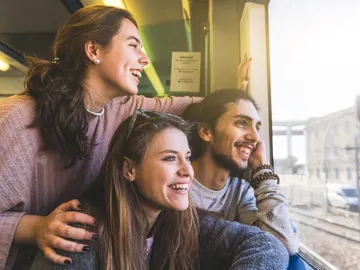 Jóvenes viajando en tren Jóvenes viajando en tren