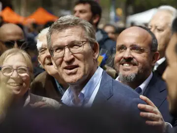 Alberto Núñez Feijóo y el candidato del PP a la Generalitat, Alejandro Fernández. 