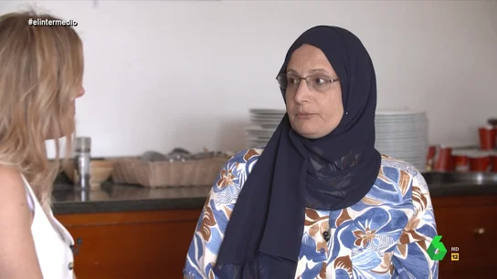 Una hispano palestina repatriada cuenta cómo malviven sus familiares en Gaza "Comemos, dormimos, pero siempre pensamos si mañana nos va a faltar gente de nuestra familia", comenta Omaya Hamdi El Sousi, hispano palestina repatriada de Gaza, que en este vídeo asegura a Andrea Ropero que ya ha perdido a dos hermanos.