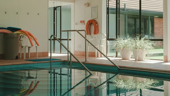 Imagen de archivo de una piscina. Imagen de archivo de una piscina.