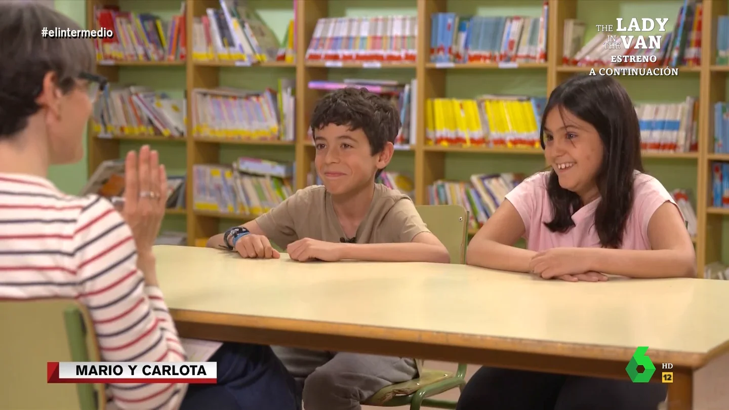 Un niño confiesa a Thais Villas qué es lo mejor de tener hermanos: "Que les puedes echar la culpa" Thais Villas visita un colegio para preguntar a los niños y niñas por sus hermanos. ¿Se llevan bien con ellos? ¿Cuáles son las ventajas de tenerlos? ¿Y la peor parte? Sus divertidas respuestas, en este vídeo de El Intermedio.