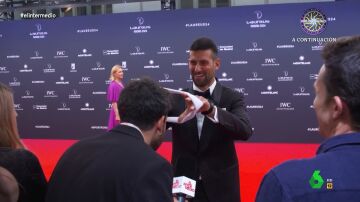 Isma Juárez consigue que Novak Djokovic le firme una cinta: "A ver cuánto vale esto en Wallapop"