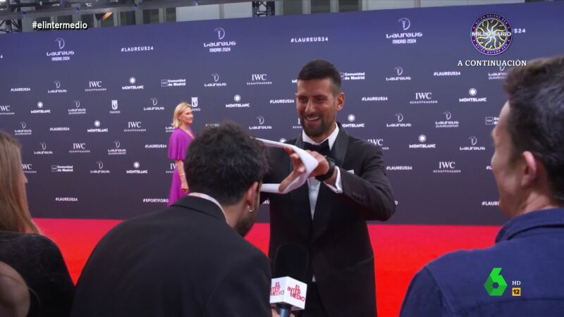 Isma Juárez consigue que Novak Djokovic le firme una cinta: "A ver cuánto vale esto en Wallapop"