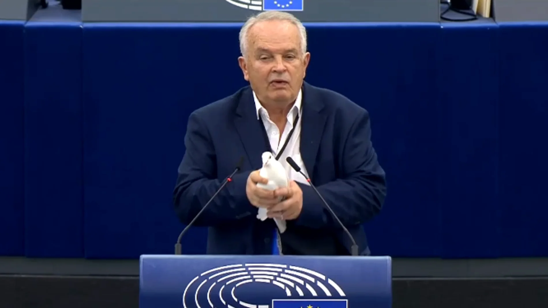 Un eurodiputado de extrema derecha suelta una paloma viva en pleno hemiciclo para pedir la paz en Europa