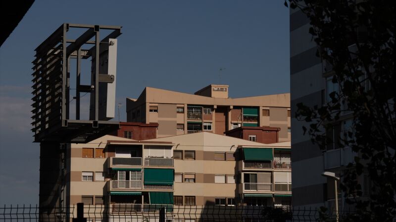 Imagen de archivo. Fachada de un edificio de viviendas en Cataluña.
