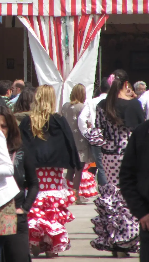 Mujeres vestidas de flamenca en la Feria de Abril de Barcelona