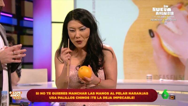 ¿Se puede pelar una naranja con palillos chinos? Jiaping explica cómo hacerlo