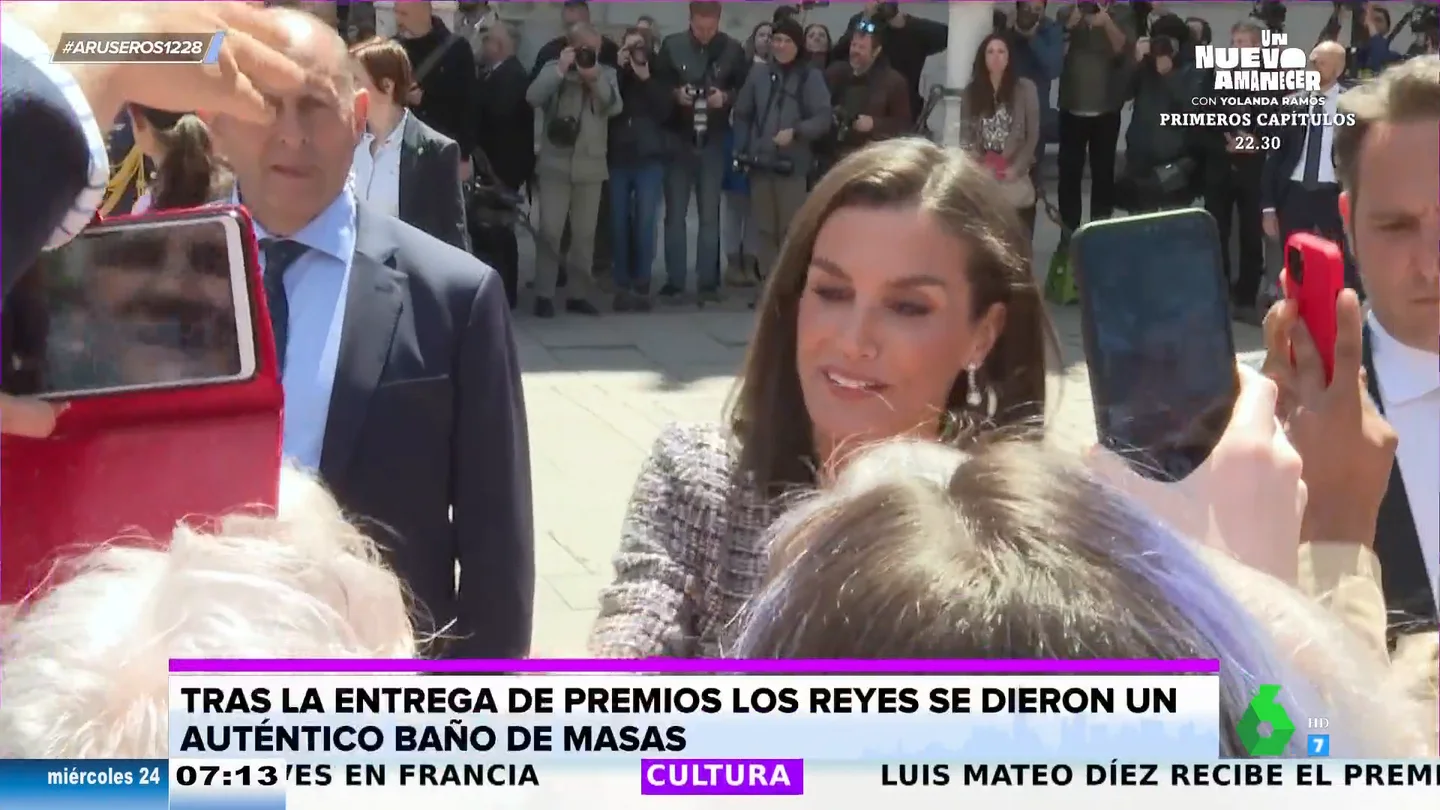 Los gritos de las fans de la reina Letizia sorprenden a Tatiana Arús: "Es como cuando ves a Micky Mouse por primera vez" Los gritos de las fans de la reina Letizia sorprenden a Tatiana Arús: "Es como cuando ves a Micky Mouse por primera vez"