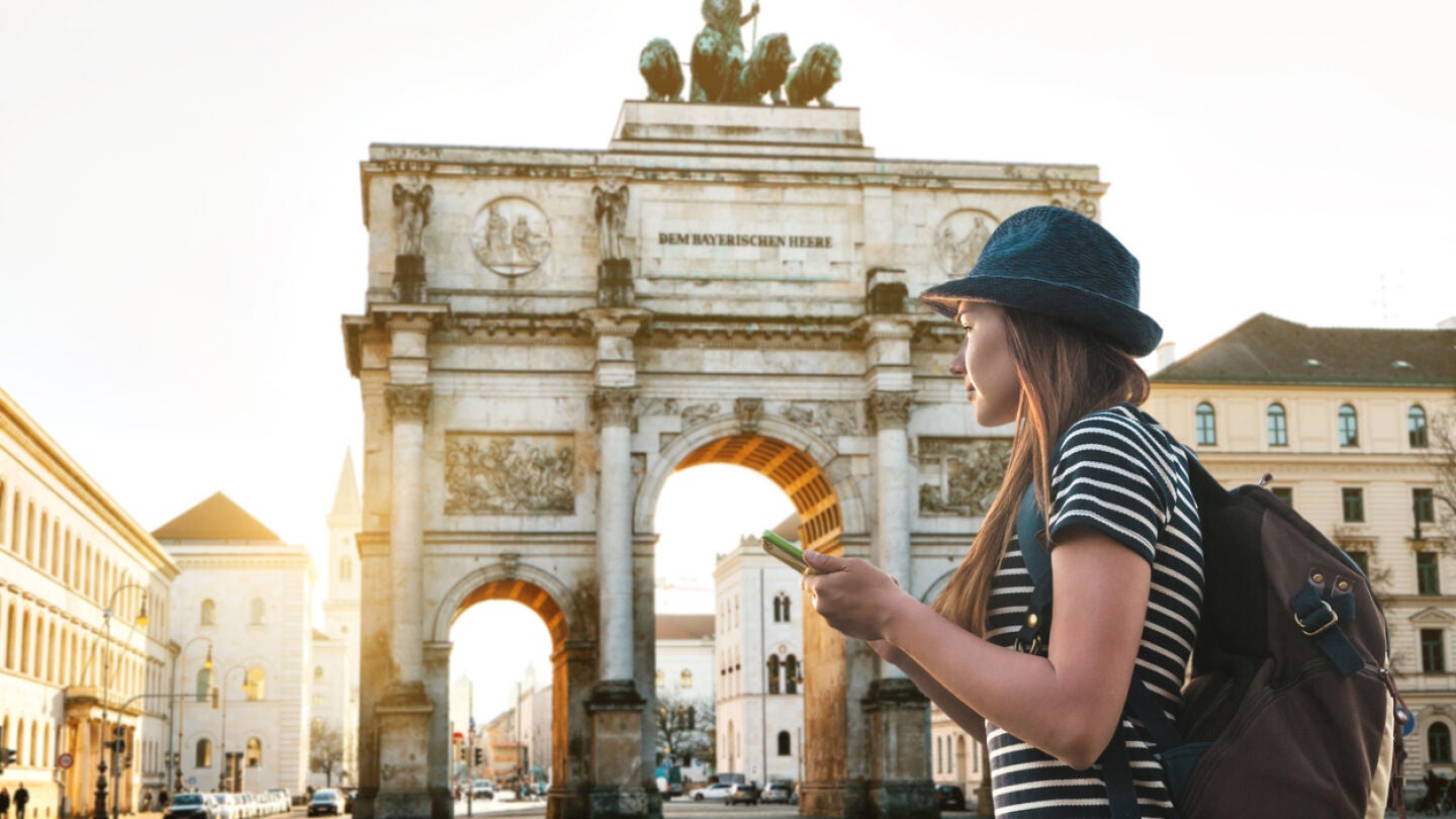Chica joven andando en M&uacute;nich