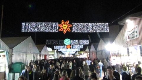 Una de las calles del "Real de la Feria" de Barcelona de noche