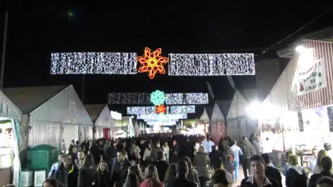 Una de las calles del "Real de la Feria" de Barcelona de noche Una de las calles del "Real de la Feria" de Barcelona de noche