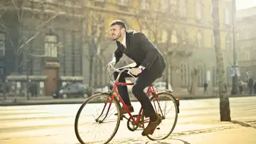 Ciclista sin casco 