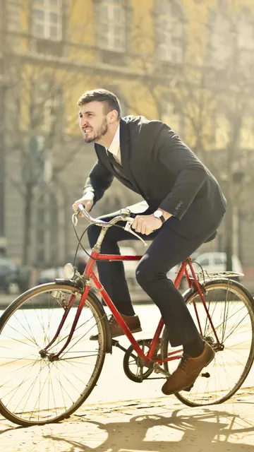 Ciclista sin casco 