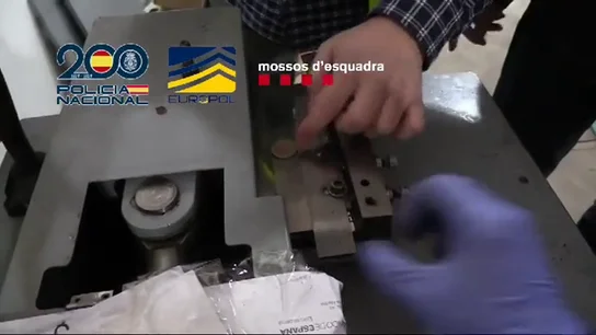 Cae una trama china que puso en circulación casi 100.000 monedas falsas de dos euros en España Cae una trama china que puso en circulación casi 100.000 monedas falsas de dos euros en España