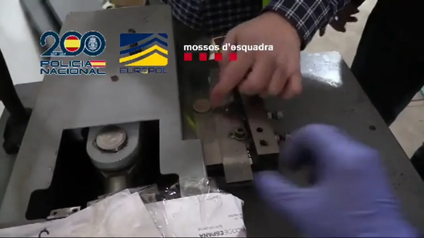 Cae una trama china que puso en circulación casi 100.000 monedas falsas de dos euros en España Cae una trama china que puso en circulación casi 100.000 monedas falsas de dos euros en España