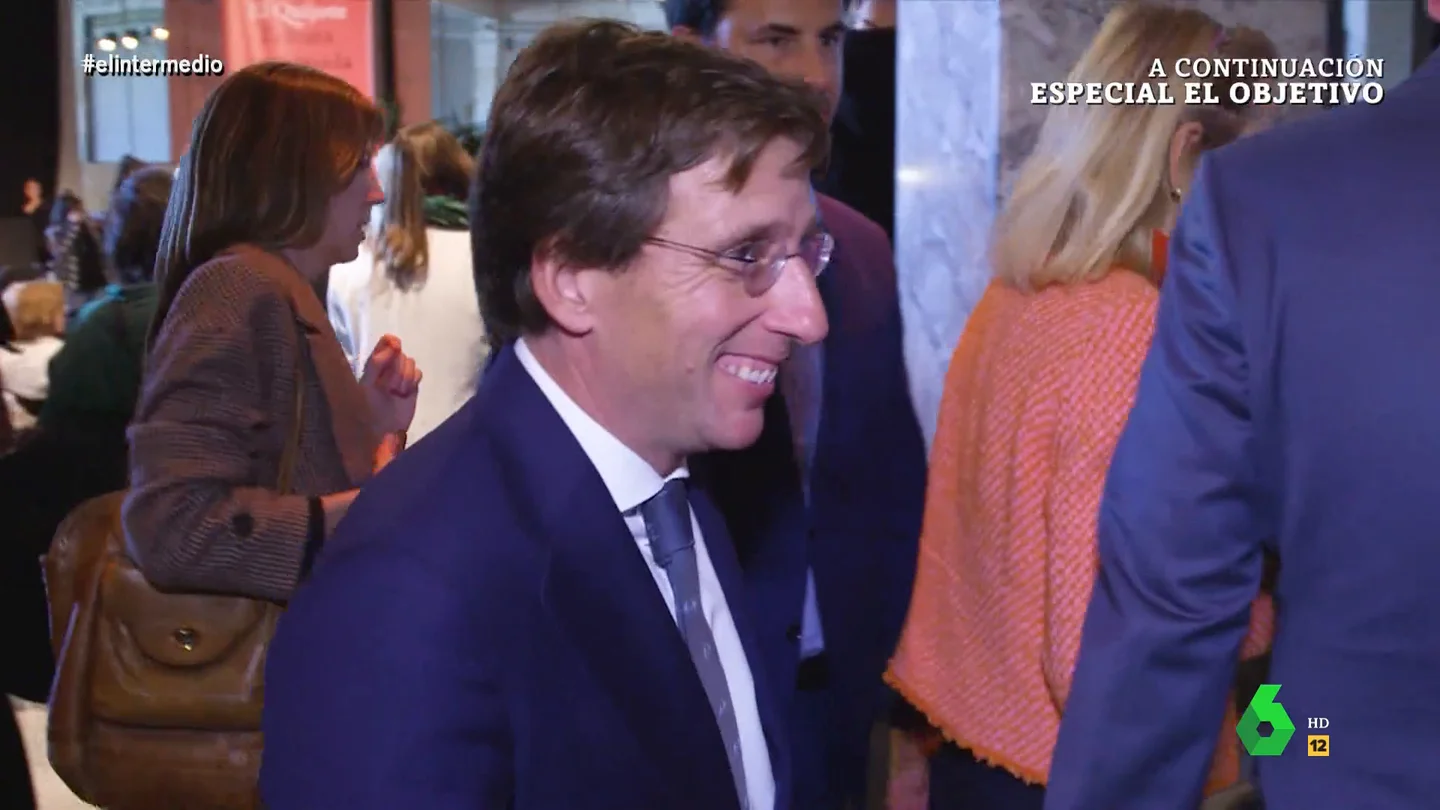 El 'dardo' de Martínez-Almeida a Isma Juárez: "Con los 10 euros que me regalaste no da ni para una edición mini de 'El Quijote'" El 'dardo' de Martínez-Almeida a Isma Juárez: "Con los 10 euros que me regalaste no da ni para una edición mini de 'El Quijote'"