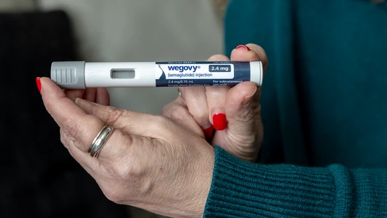 Una persona sostiene una unidad del fármaco Wegovy Una persona sostiene una unidad del fármaco Wegovy