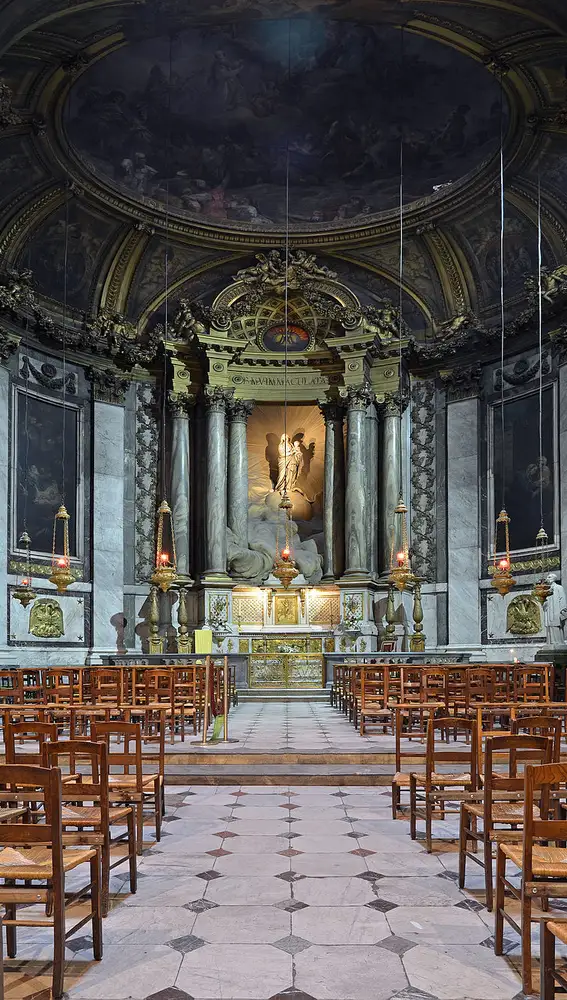 Interior de la Iglesia de Saint Sulpice de París. Francia
