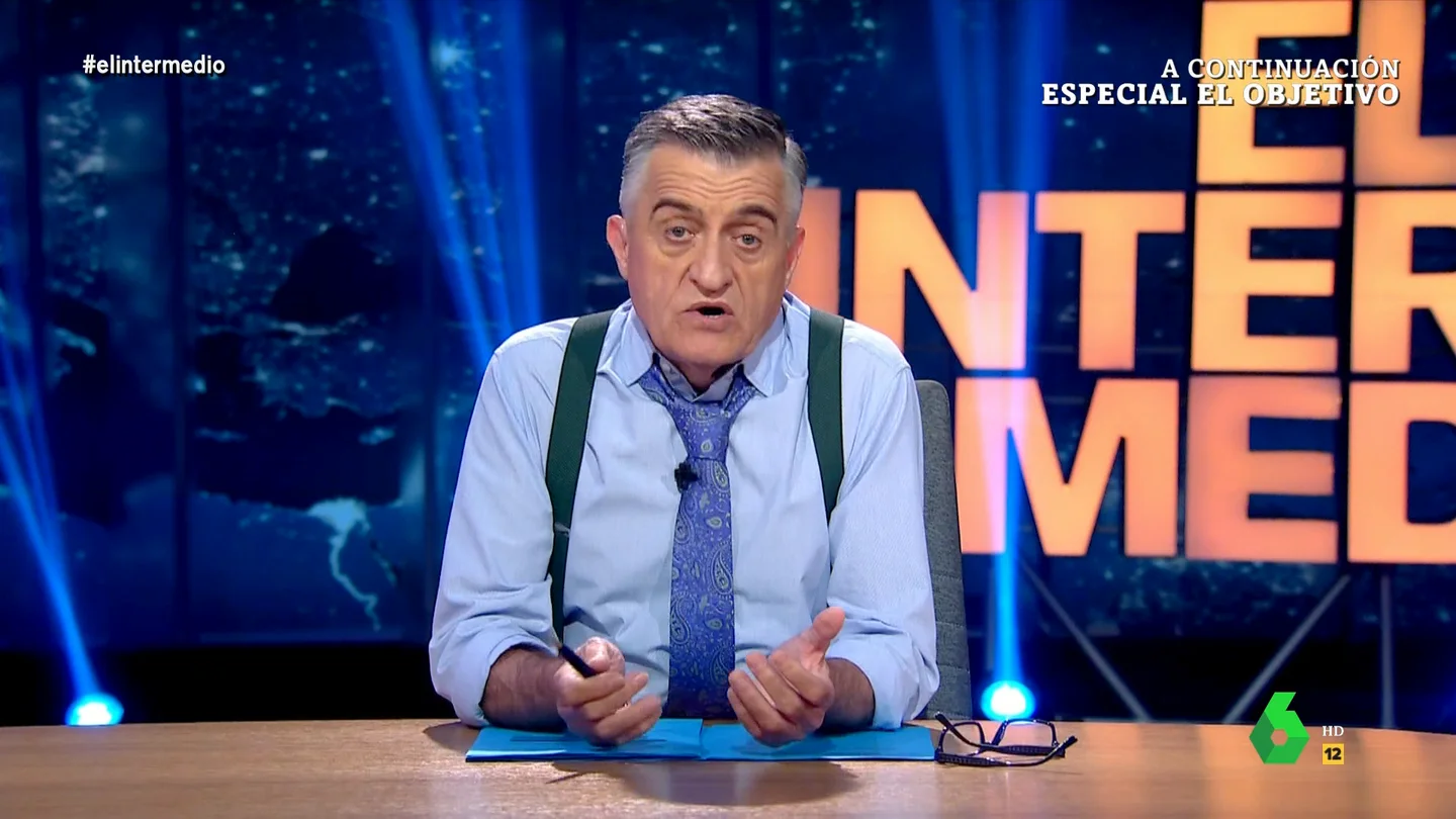 La reflexión de Wyoming sobre la denuncia a la mujer de Pedro Sánchez Wyoming y Sandra Sabatés analizan en este vídeo la reunión de la cúpula del Gobierno tras la carta de Pedro Sánchez y las críticas de algunos ministros a la denuncia contra Begoña Gómez, que catalogaban de falsa y motivada por intereses políticos.