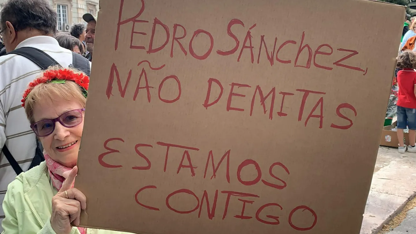 Pedro Sánchez se cuela en la celebración de la revolución de los claveles portugueses: "No dimitas" Pedro Sánchez se cuela en la celebración de la revolución de los claveles portugueses: "No dimitas"