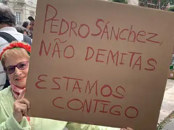 Pedro Sánchez se cuela en la celebración de la revolución de los claveles portugueses: &quot;No dimitas&quot;